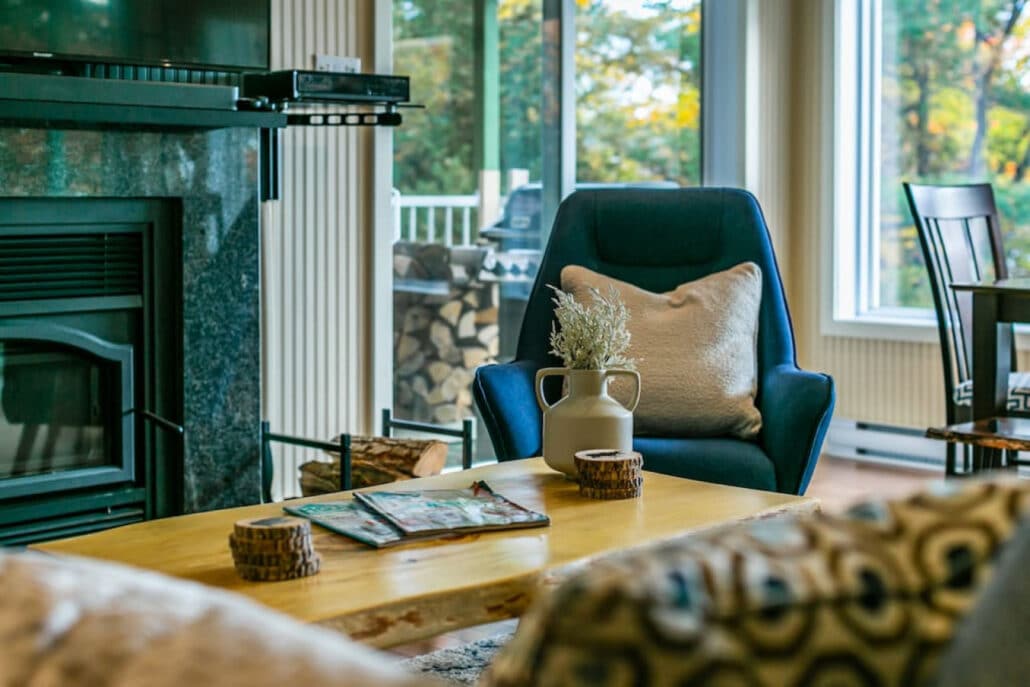 Salon de chalet avec foyer vert et fauteuil bleu