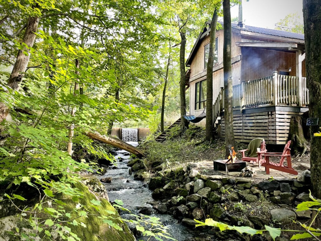 Chalet au bord d'un ruisseau en forêt avec spa extérieur