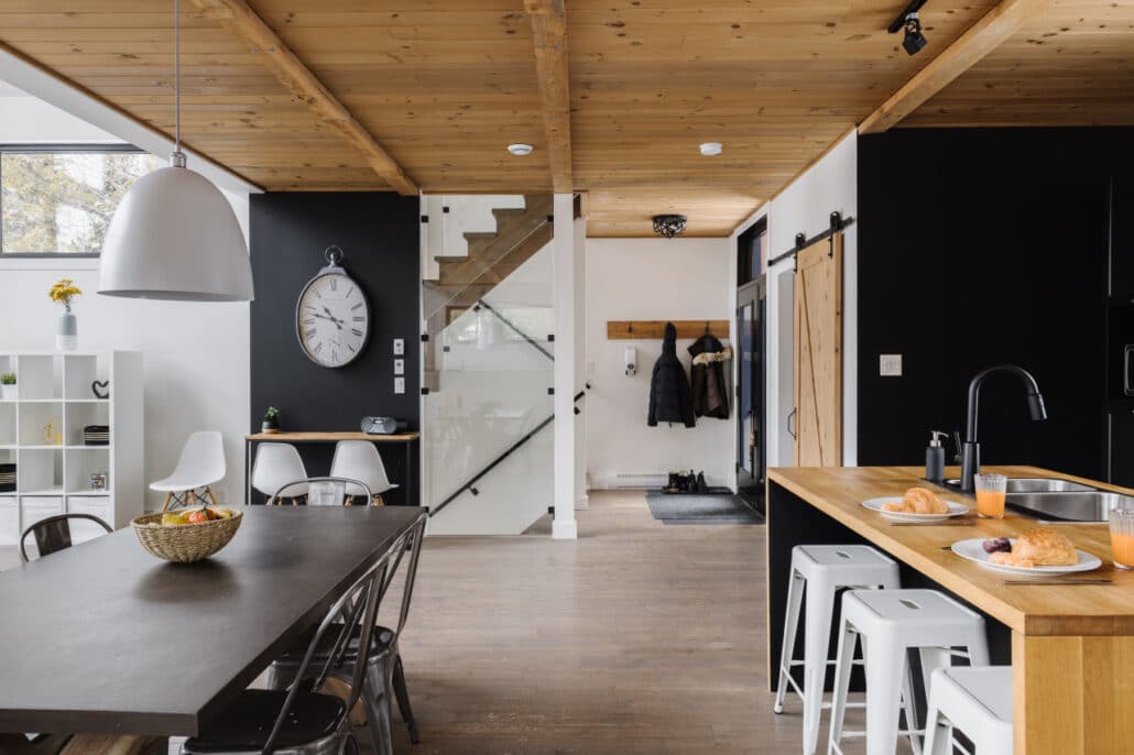 Intérieur moderne d'un chalet avec cuisine et accents noirs