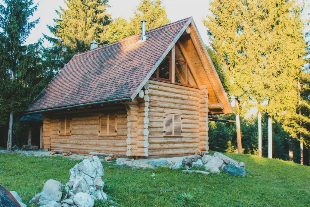 Chalet en bois rond rustique entouré d'arbres