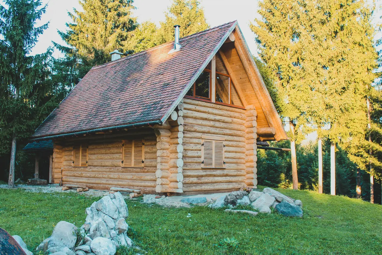 Chalet en bois rond rustique entouré d'arbres