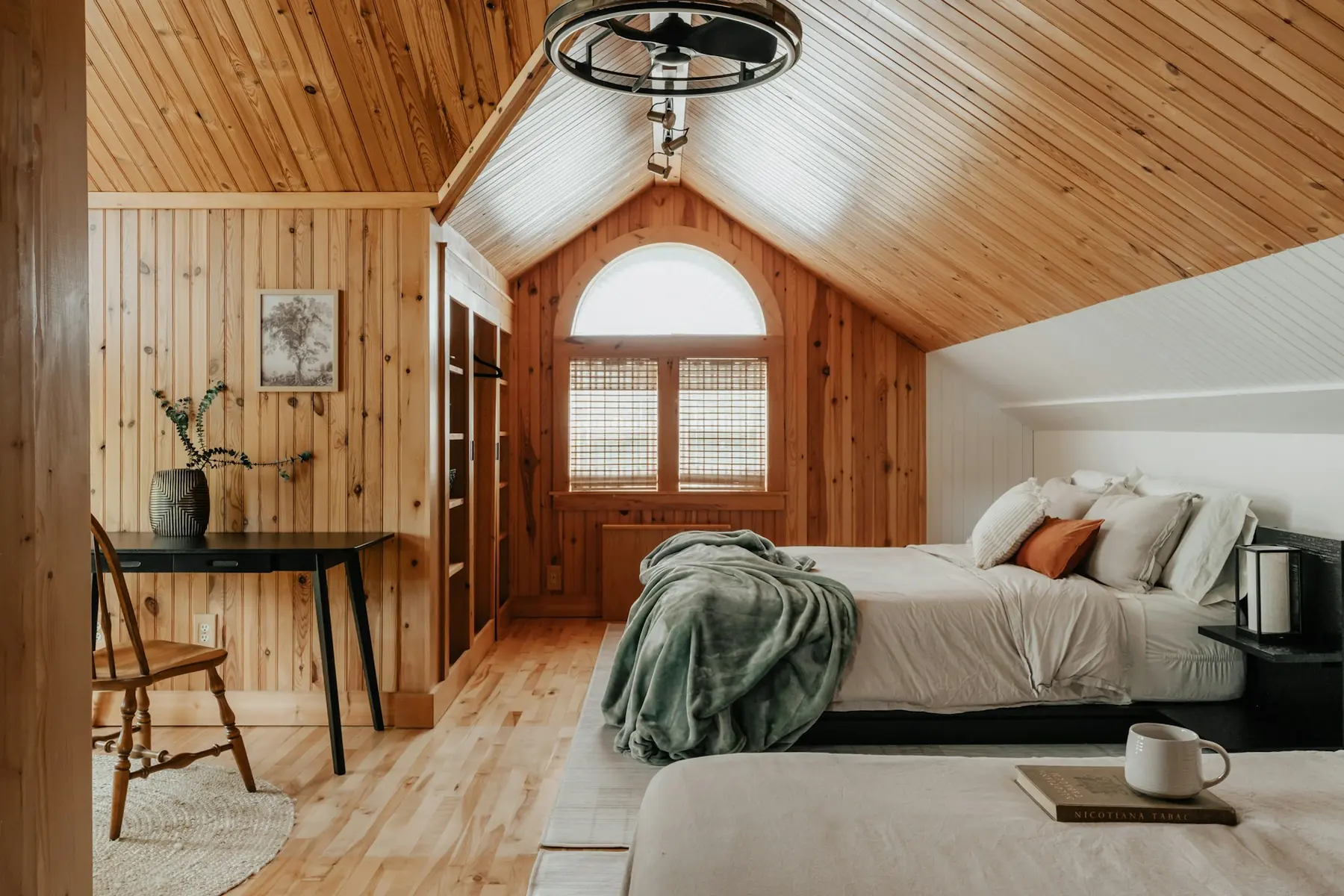 Chambre de chalet avec literie blanche soignée, mise en scène pour la location courte durée