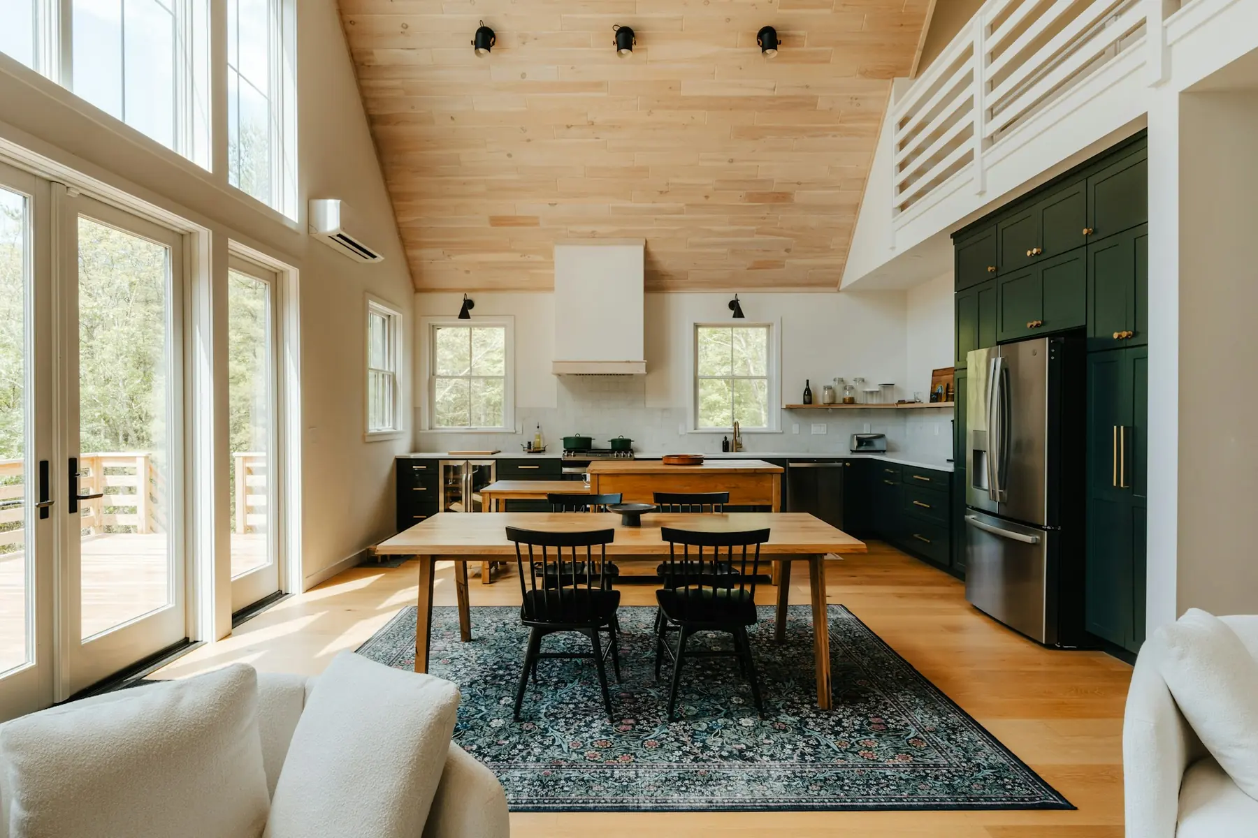 Cuisine de chalet désencombrée avec accessoires soignés pour photo de home staging