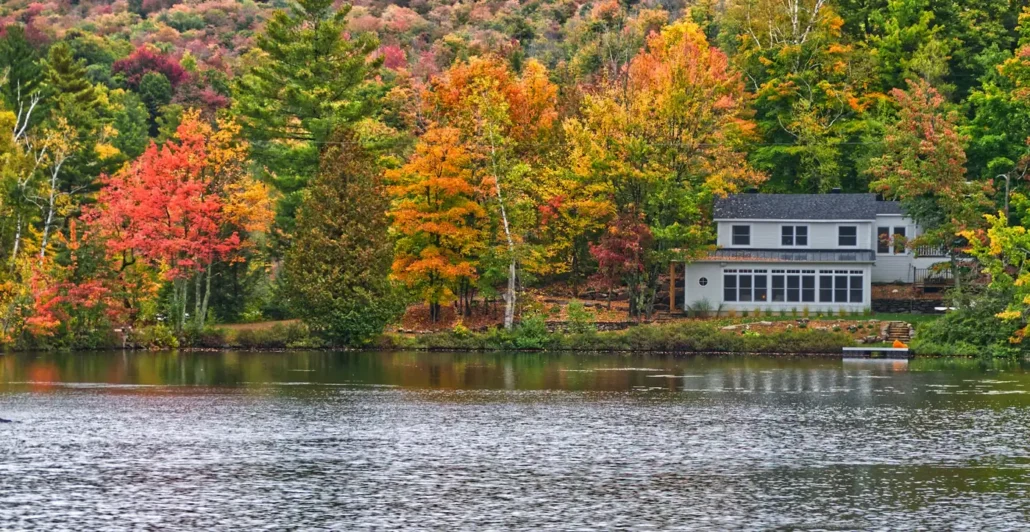 Chalet locatif au Québec en bord de lac, symbole des coûts de gestion locative à évaluer