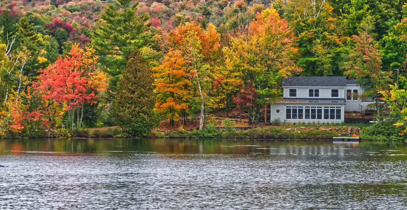Chalet locatif au Québec en bord de lac, symbole des coûts de gestion locative à évaluer
