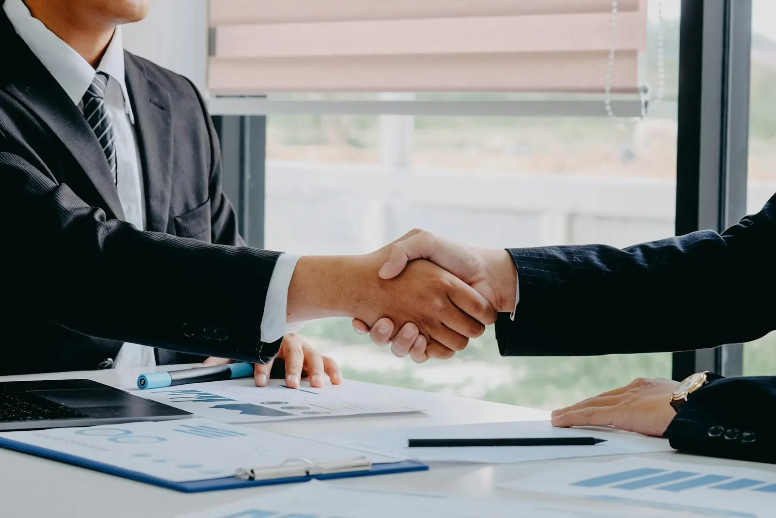 Propriétaire et gestionnaire discutant des termes d'un mandat de gestion locative